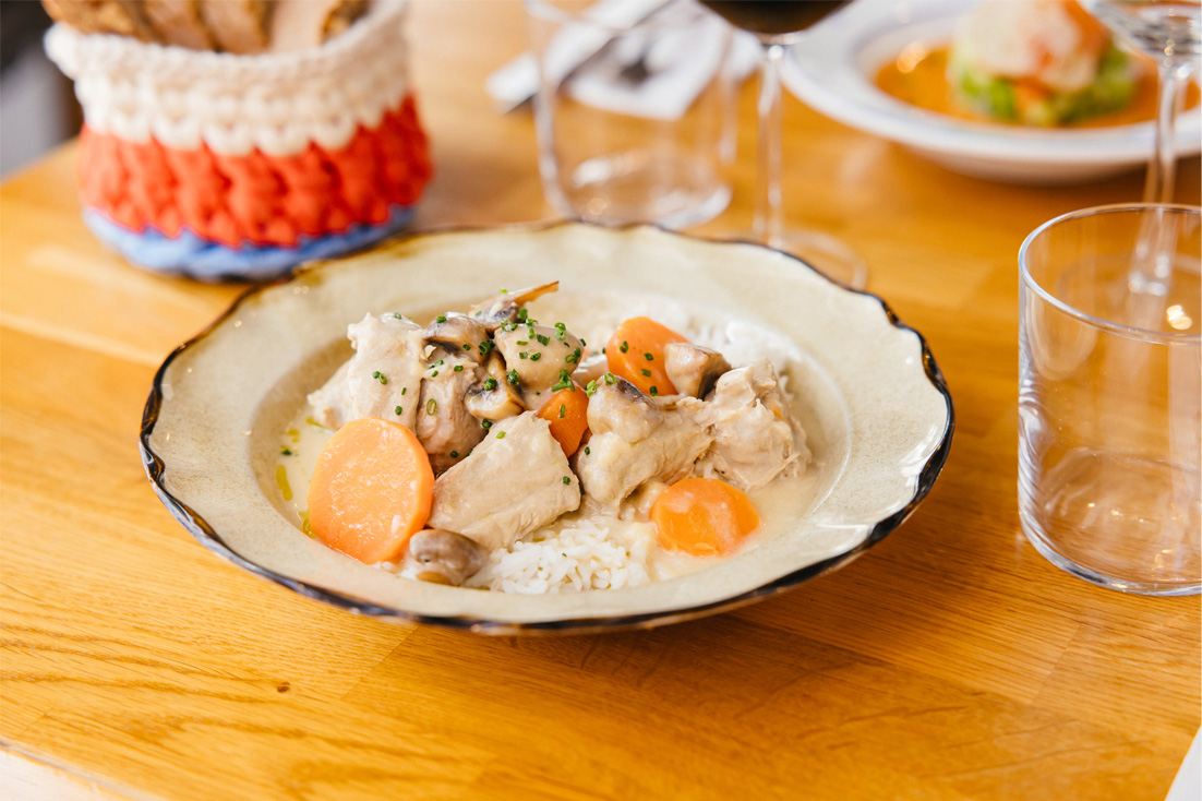 Assiette de blanquette de veau servie au restaurant Blanquette à Toulouse, viande mijotée, riz pilaf, champignons, persillade