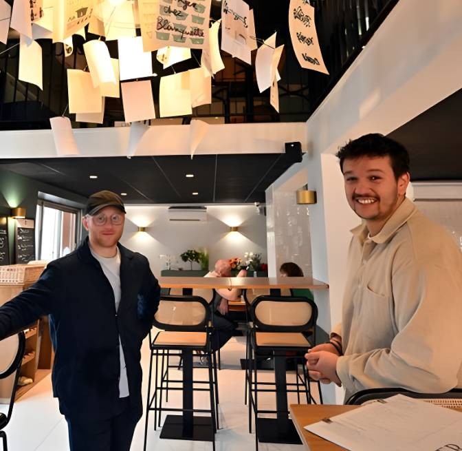 L'équipe Blanquette accueille les télétravailleurs au comptoir, salle baignée de lumière naturelle