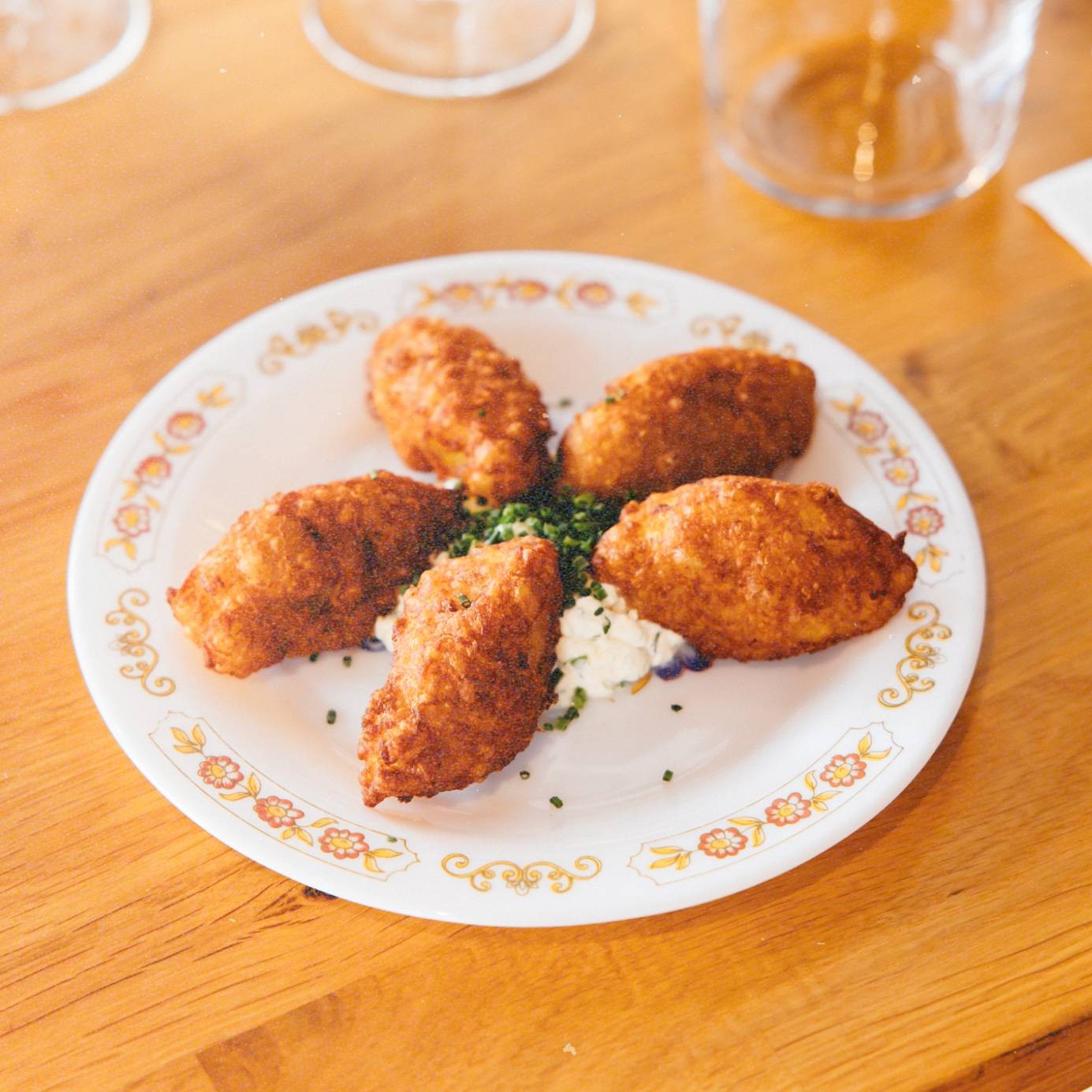 Plat de grignotage frit, croustillant, servi sur assiette en faïence chez Blanquette
